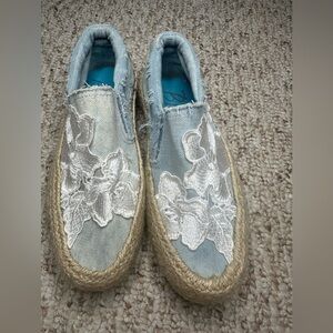 Blowfish Blue Espadrille Slip-On Shoes with White Floral Design, size 6